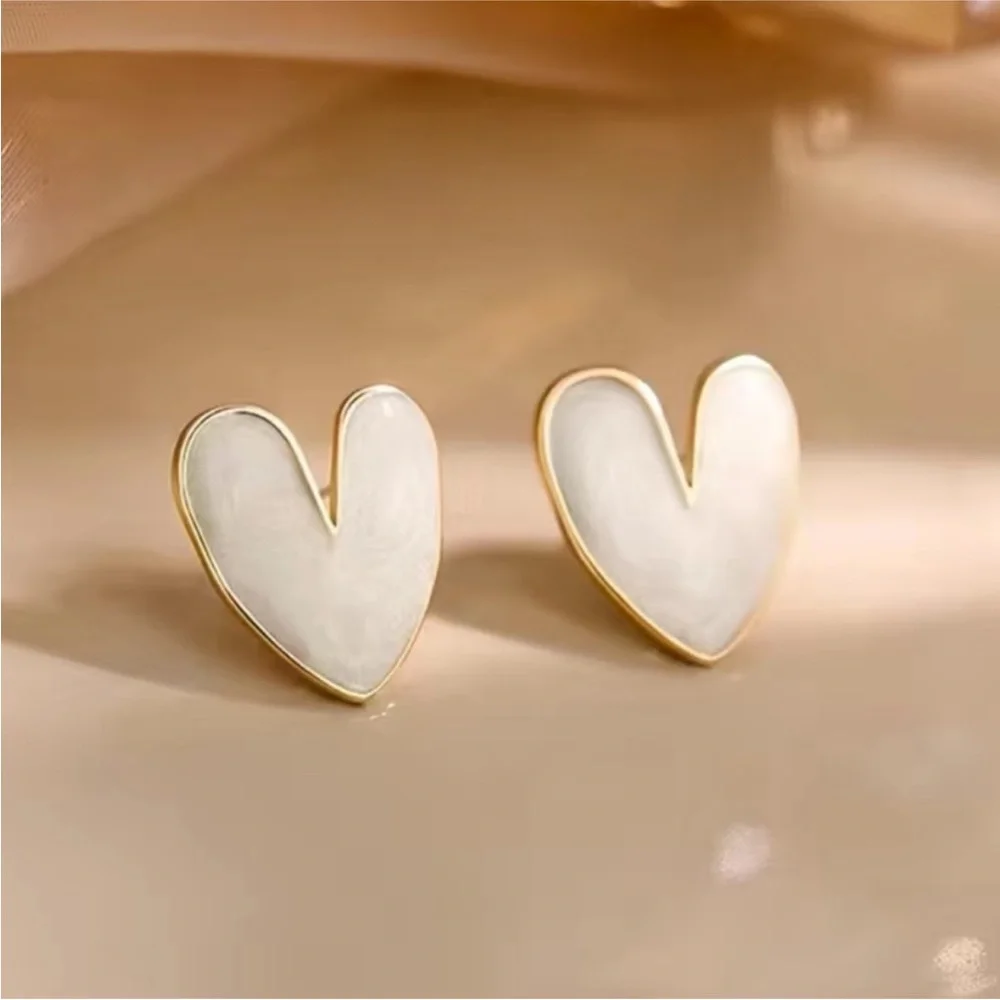 NWOT Blanco White Heart Earrings